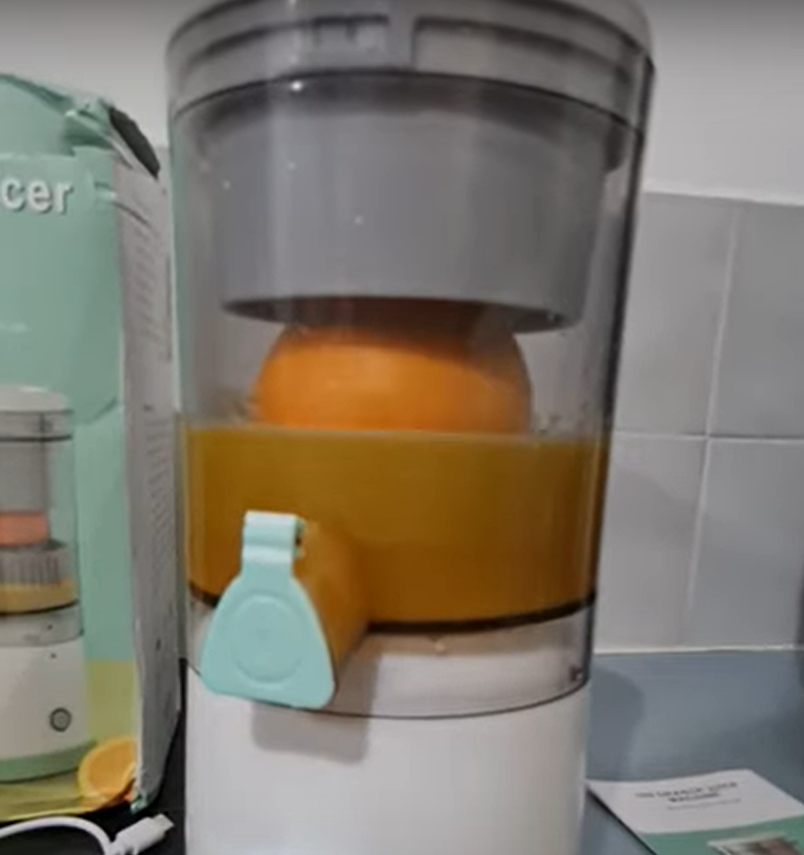 CitrusJuicer with juice inside